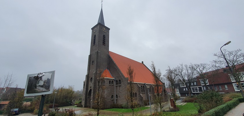 Wandeling over Westfriese Omringdijk van Ursem naar Alkmaar bij de kerk in Ursem