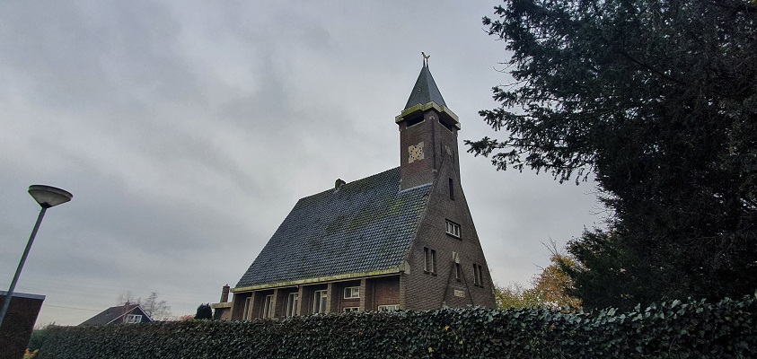 Wandeling over Westfriese Omringdijk van Ursem naar Alkmaar bij de kerk in Oterleek