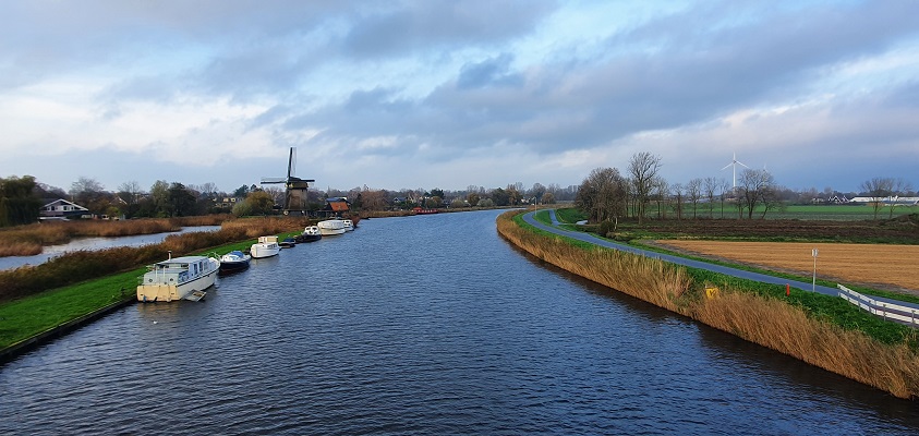 Wandeling over Westfriese Omringdijk van Ursem naar Alkmaar bij het kanaal Alkmaar-Kolhorn