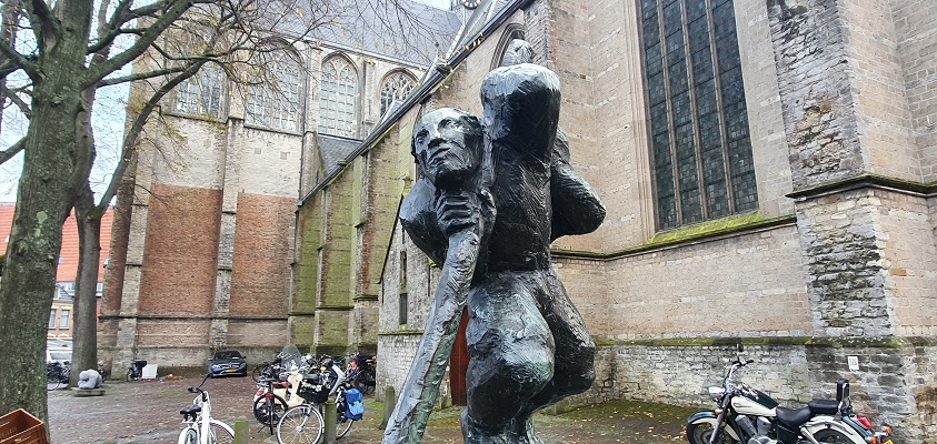 Wandeling over Westfriese Omringdijk van Ursem naar Alkmaar bij het beeld van de stadstimmerman