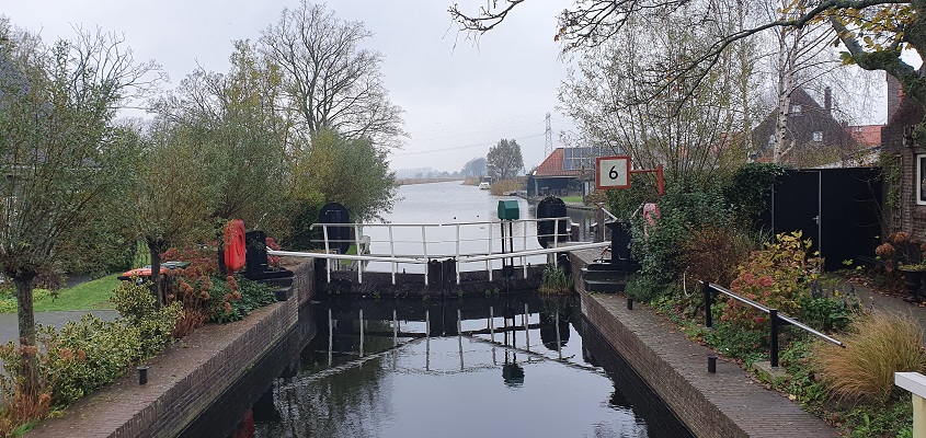 Wandeling over Westfriese Omringdijk van Ursem naar Alkmaar bij de sluis in Rustenburg