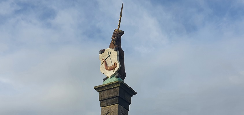 Wandeling over de Westfriese Omringdijk van Ursem naar Schardam bij een banpaal