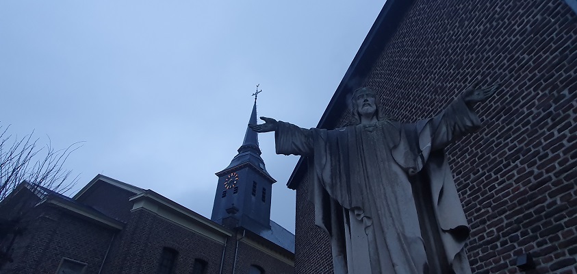 Wandeling over Trage Tocht Stevensweert bij de kerk en kruisbeeld