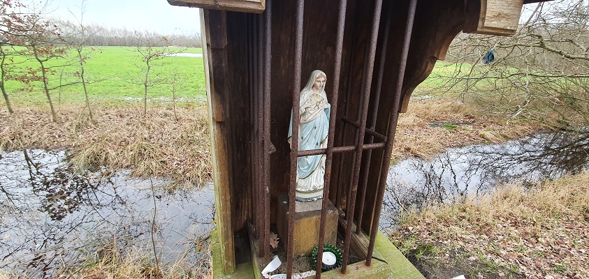 Wandeling over Trage Tocht Gemonde bij kapelletje bij Heilige Eik