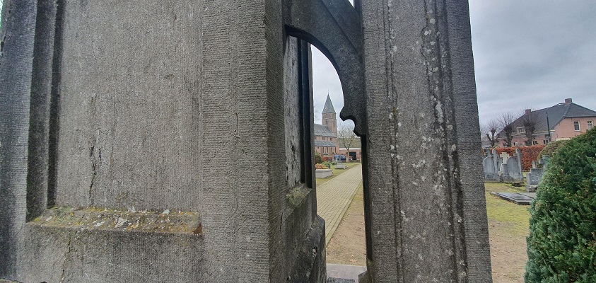 Wandeling over Trage Tocht Gemonde bij de kerk