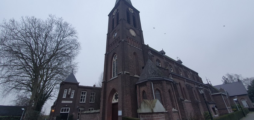 Wandeling over Trage Tocht Nederasselt bij de kerk