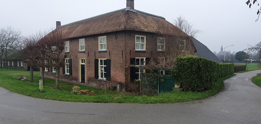 Wandeling over Trage Tocht Nederasselt bij een Gelderse boerderij