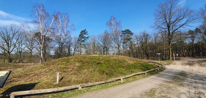 Wandelen over de Twentse Wallen bij een grafheuvel