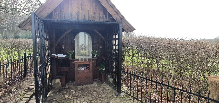 Wandeling over Twentse Wallen Markelo bij kapel op de Hulpe