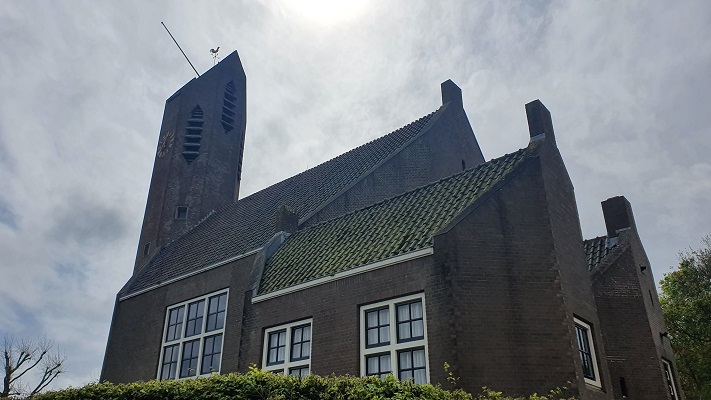 Wandeling dwarsover Texel bij kerk in De Waal