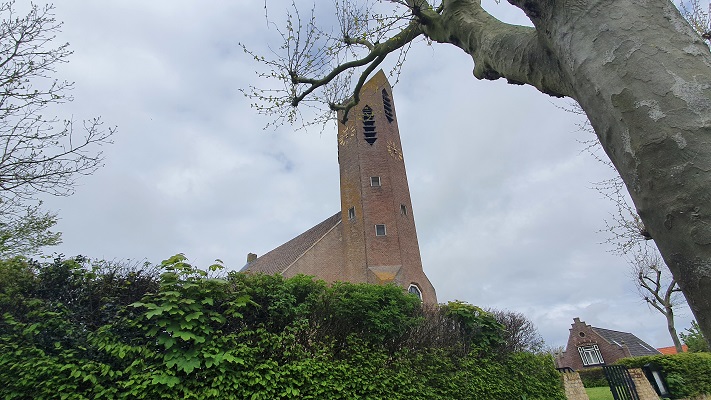 Wandeling dwarsover Texel bij kerk in De Waal