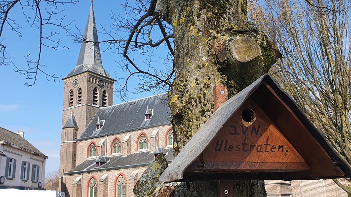 Wandeling over Trage Tocht Schimmert bij de kerk in Ulestraten