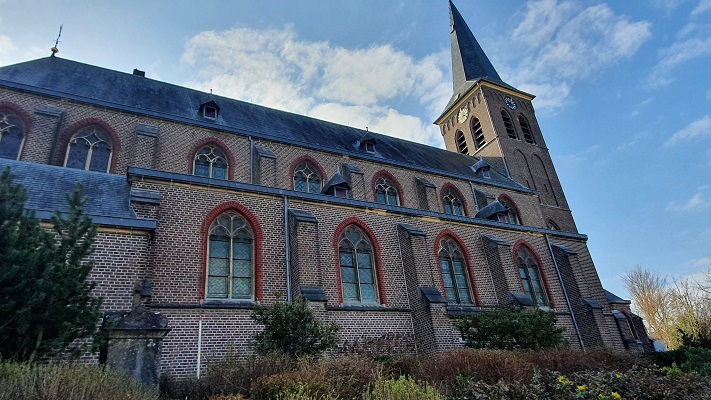 Wandeling over Trage Tocht Schimmert bij de kerk in Ulestraten
