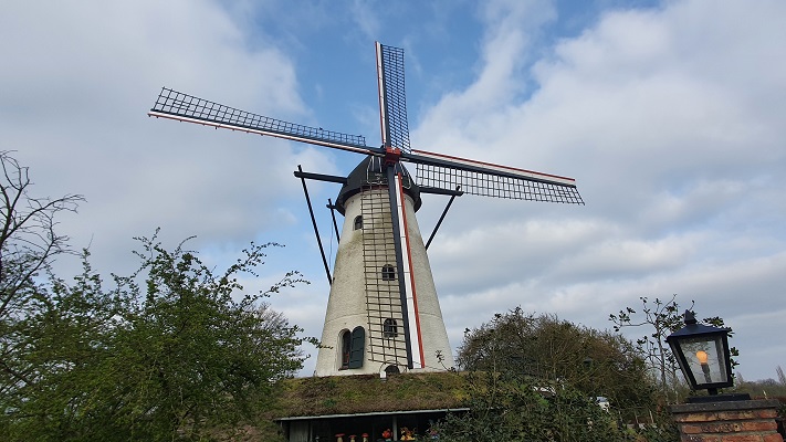 Wandeling over Trage Tocht Sint-Michielsgestel bij windmolen de Genenberg