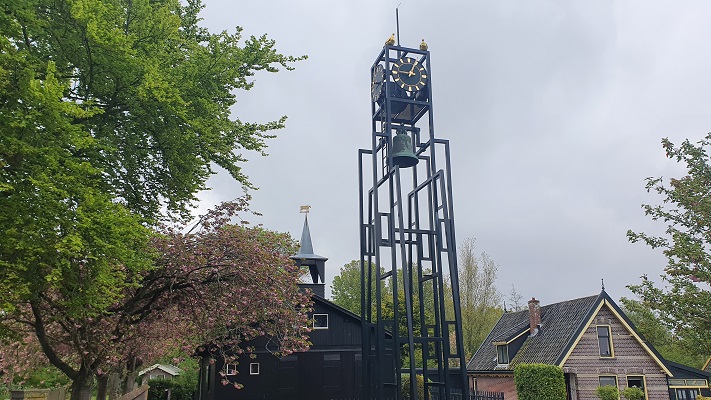 Wandeling over Westfriese Omringdijk van Schoorldam naar Alkmaar bij het zwarte Kerkje