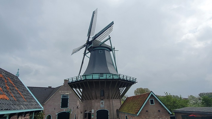 Wandeling over Westfriese Omringdijk van Schoorldam naar Alkmaar bij molen De Gouden Engel