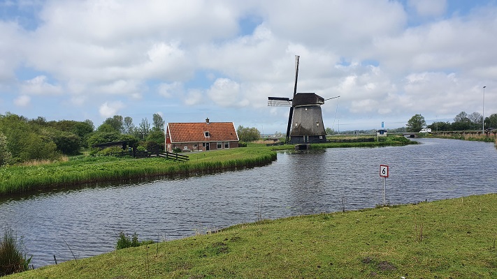 Wandeling over Westfriese Omringdijk van Schoorldam naar Alkmaar bij de Sluismolen