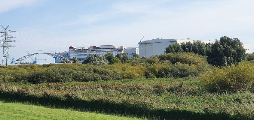 Wandeling over het Groot Frieslandpad van Bellingwolde naar Papenburg bij scheepswerf Meyer