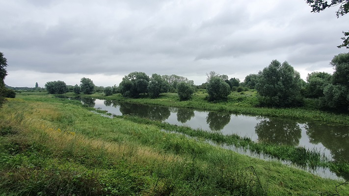 Wandelen over Trage Tocht Rhenen bij het Valleikanaal