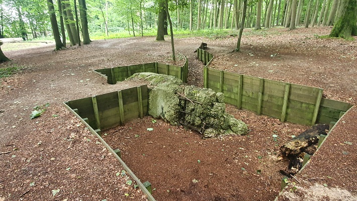 Wandelen over Trage Tocht Rhenen bij een loopgraaf