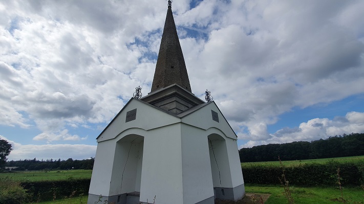 Wandeling over Trage Tocht Laag Soeren bij het monument van Priesnitz