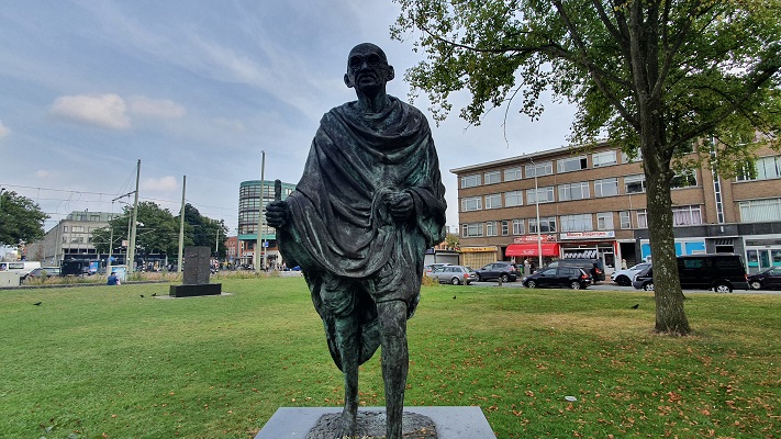 Wandelen in Den Haag bij het beeld van Gandhi