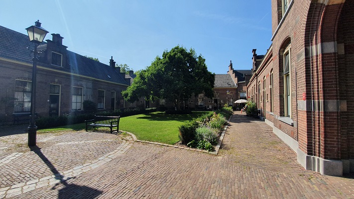trage-tocht-zutphen-aan-de-ijssel-11 Trage Tocht Zutphen aan de IJssel bij een hofje