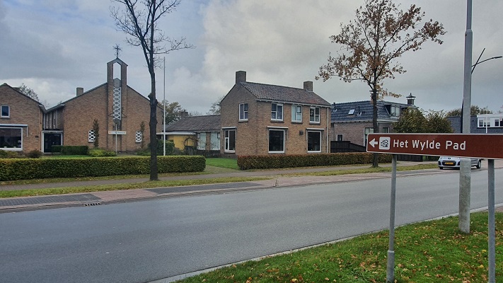 Wandeling over streekpad Noardlike Fryske Walde van Drogeham naar Buitenpost in Twijzel