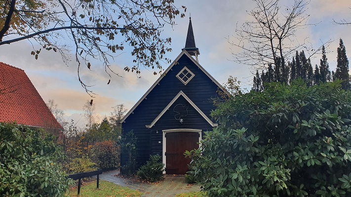 Wandeling over streekpad Noardlike Fryske Walde van Drogeham naar Buitenpost bij de Hervormde Kerk in Buitenpost