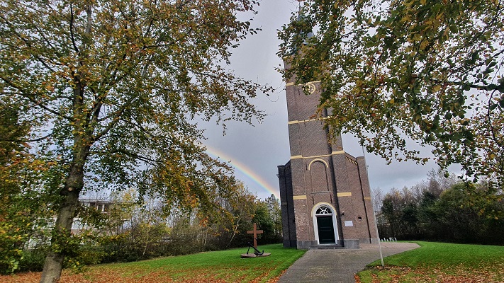 Wandeling over streekpad Noardlike Fryske Walde van Drogeham naar Buitenpost bij de kerk in Kootsertille