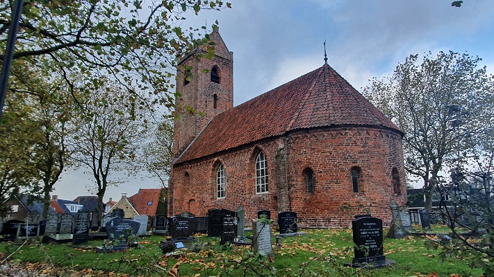 Wandeling over streekpad Noardlike Fryske Walde van Drogeham naar Buitenpost bij de kerk in Jistrum