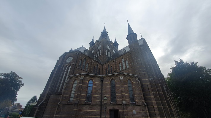 Wandeling over Ons Kloosterpad van Oisterwijk naar de Abdij van Koningshoeven bij de Petruskerk