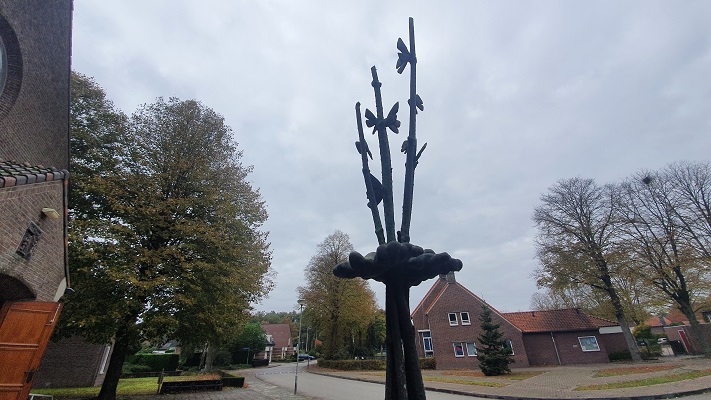 Wandeling over Trage Tocht Heibloem bij de kerk in Heibloem