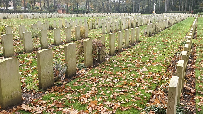 Wandeling over Trage Tocht Oosterbeek Landgoederen bij de Airborne begraafplaats