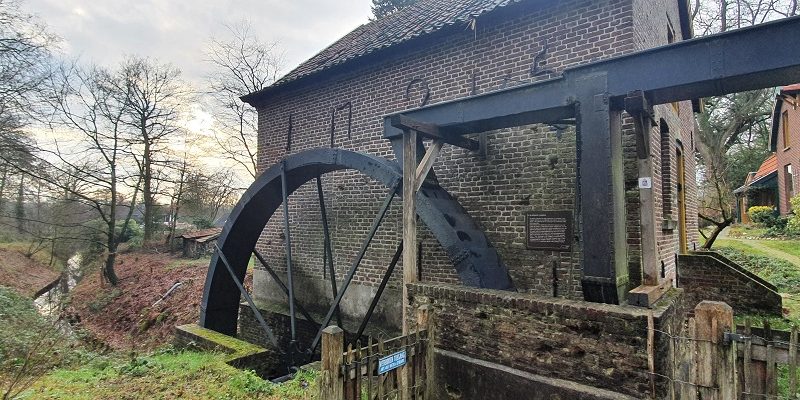 Wandeling over Trage Tocht Plasmolen bij de watermolen