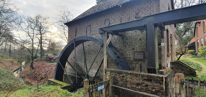 Wandeling over Trage Tocht Plasmolen bij de watermolen