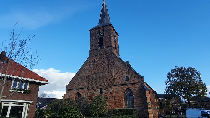 Wandeling over het Betuwepad van Eck en Wiel naar Lienden bij het kerkhof bij de kerk in Ingen