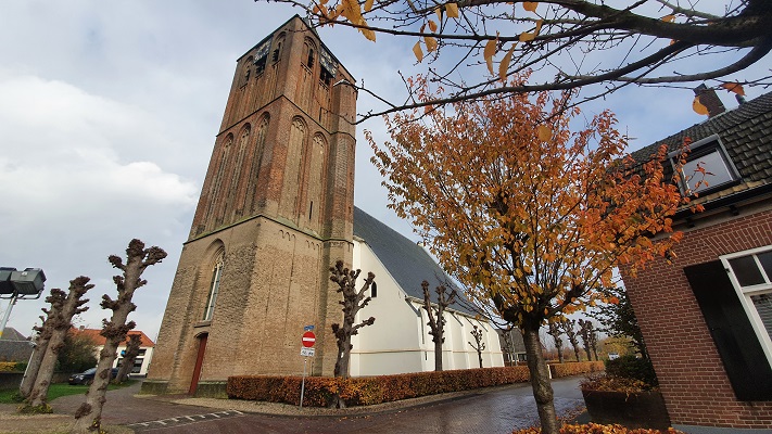 Wandeling over het Betuwepad van Eck en Wiel naar Lienden bij de kerk in Lienden