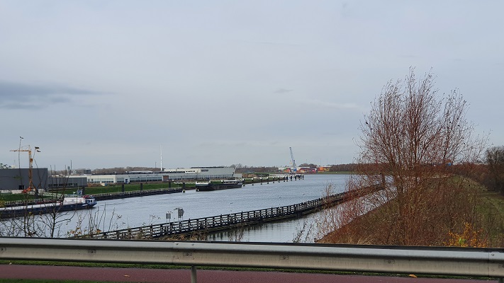 Wandeling over Betuwepad van IJzendoorn naar Tiel bij het Amsterdam-Rijnkanaal
