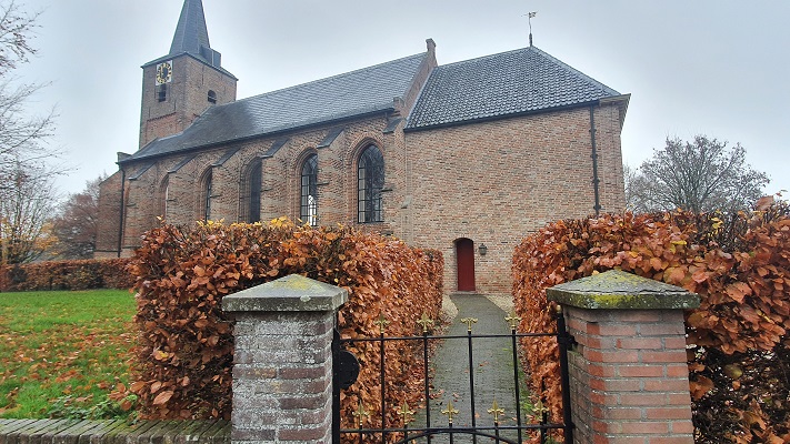 Wandeling over het Betuwepad van Tiel naar Buren bij de kerk in Erichem