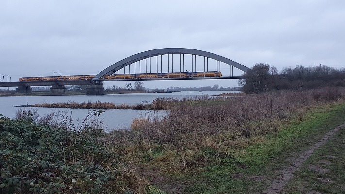 Wandeling over het Betuwepad van Culemborg naar Beesd bij de spoorbrug over de Lek