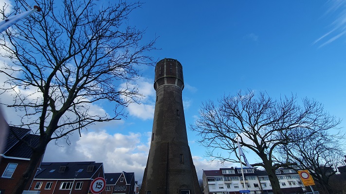 Wandeling over het Biesboschpad van Dordrecht naar Maasdam bij de watertoren in 's-Gravendeel
