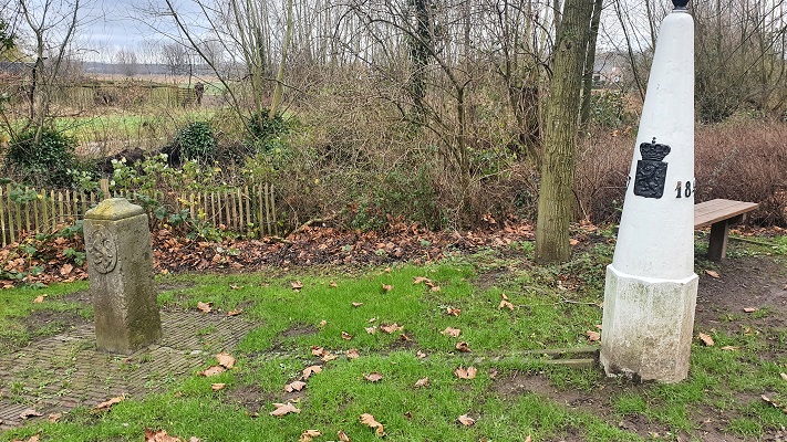 Wandeling over Grenslandpad van Kijkuit naar Oudeburgsesluis bij een grenspaal en grenssteen in Overslag