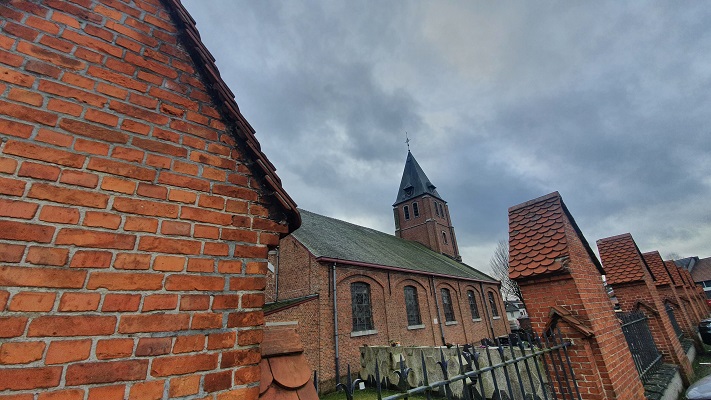 Wandeling over Grenslandpad van Kijkuit naar Oudeburgsesluis bij de kerk in Overslag