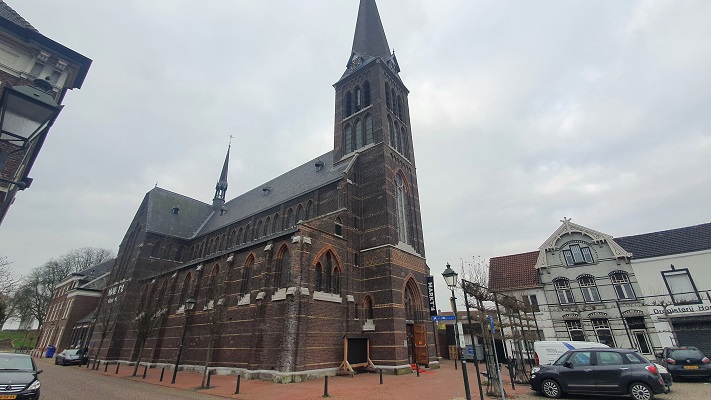 Wandeling over het Grenslandpad in Zeeuws-Vlaanderen bij de kerk in Sas van Gent