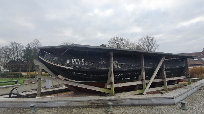 Wandeling over het Grenslandpad bij oude boot in Boekhoute