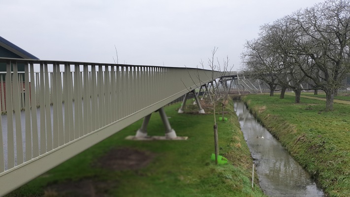 Wandeling KANkorter Arnhem Waterrijk bij de nieuwe brug over het spoor in Park Lingezegen