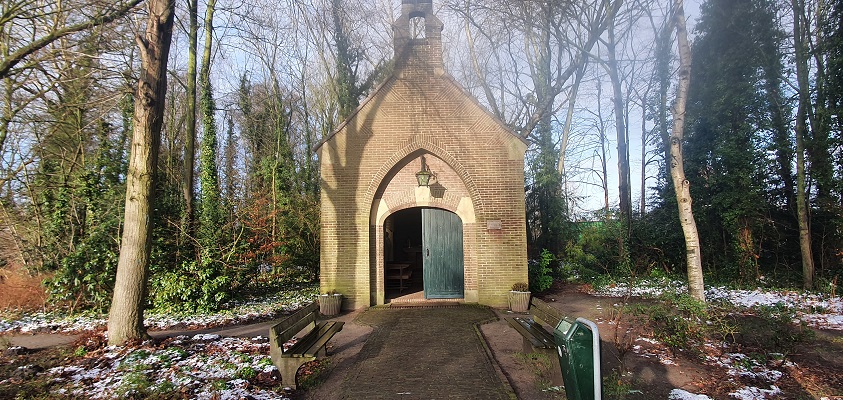 Wandeling over de Mr. van Tienhovenroute bij kapel in buurtschap Roond