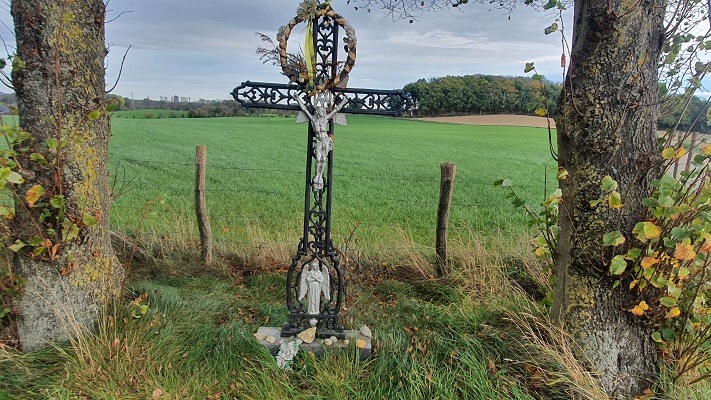 Wandeling over Trage Tocht Mingersborg bij een wegkruis