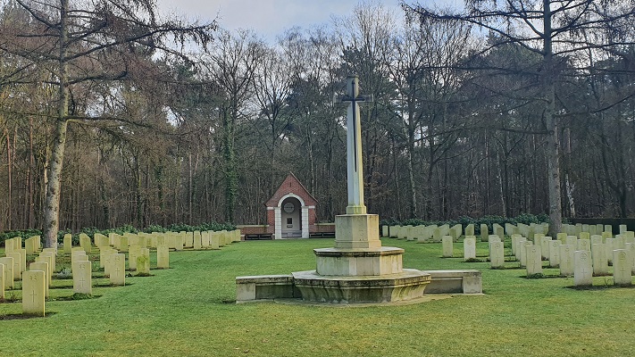 Wandelen over Trage Tocht Overloon bij het Overloon War Cemetery